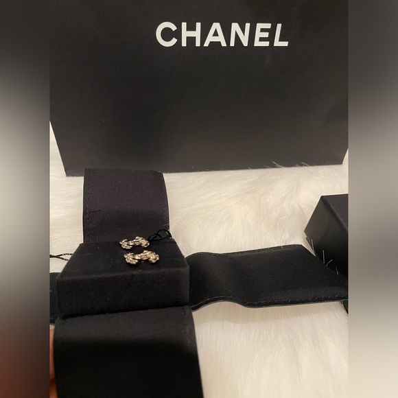 Authentic Chanel 2023 studs! Never worn! Bag included! - Picture 4 of 11